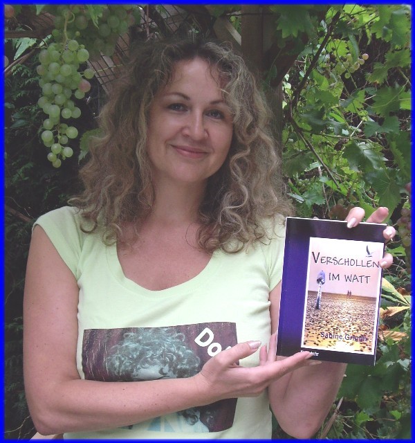 Autorin Sabine Grimm mit ihrem Buch "Verschollen im Watt"